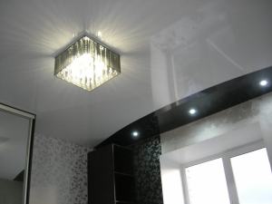 Глянцева натяжна стеля